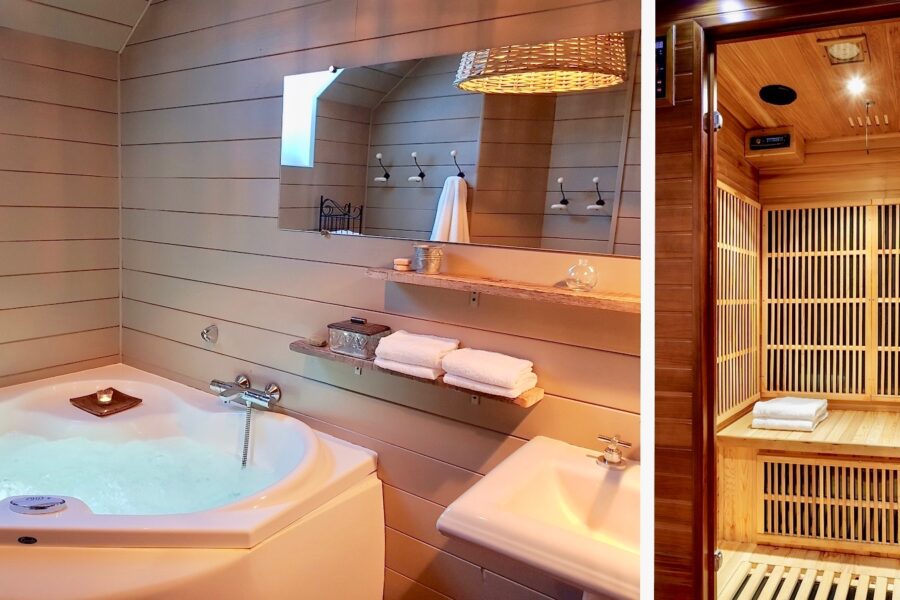 sauna, balneotherapy bathtub or chromotherapy bathtub, each cottage has its own wellness asset.