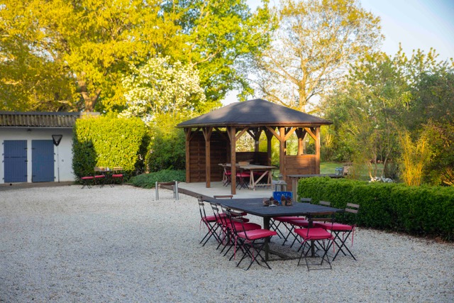 Beaux jours, grand petit déjeuner dans le jardin