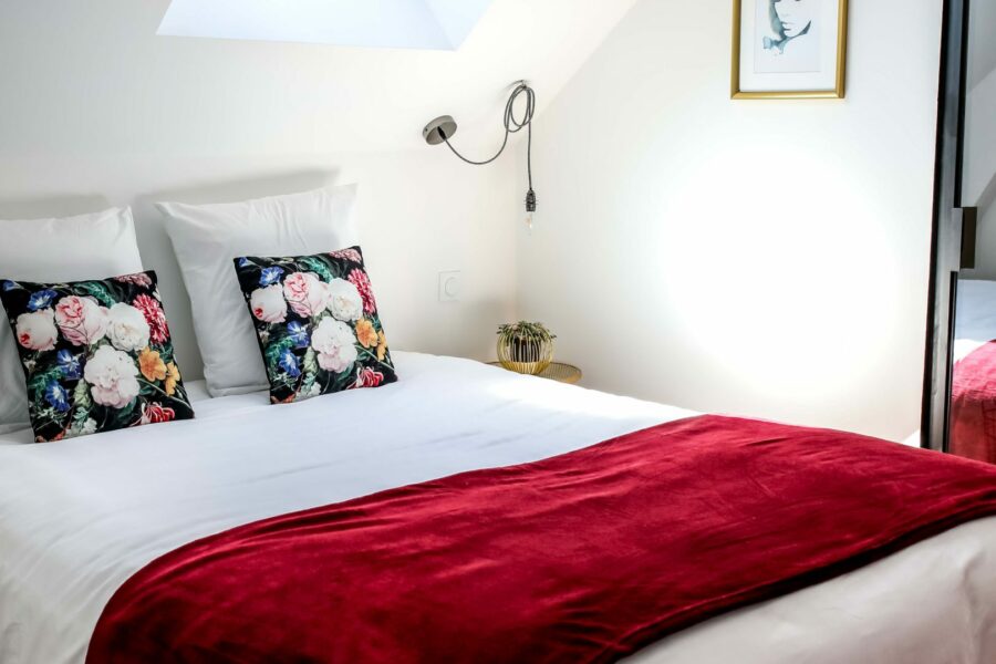 la-madeleine-du-chatelet-redon-chambre_fleurs_lit-scaled