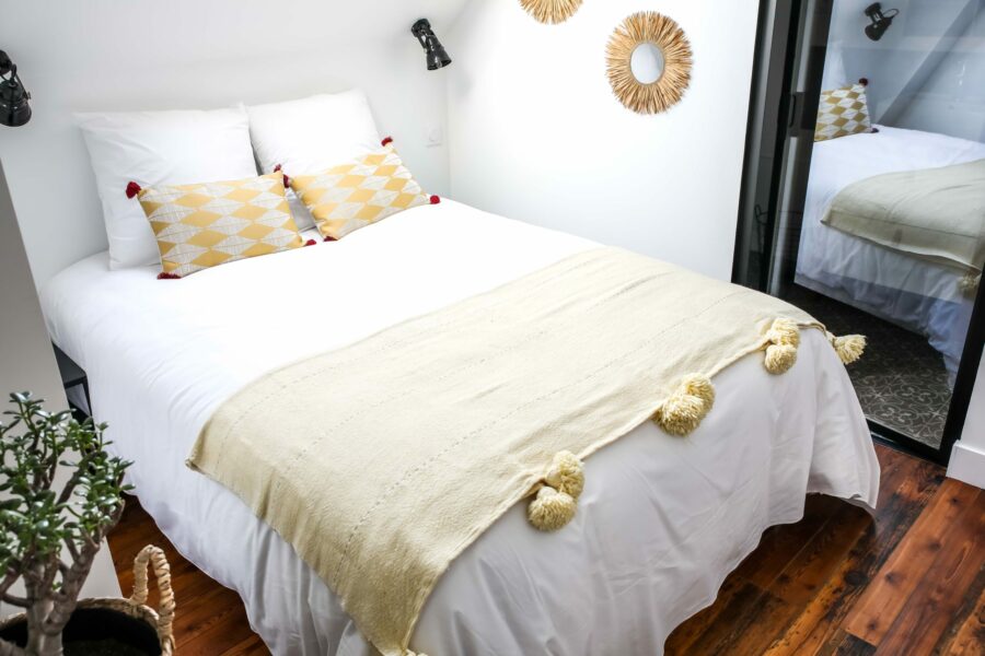 la-madeleine-du-chatelet-redon-chambre_maroc_lit-scaled